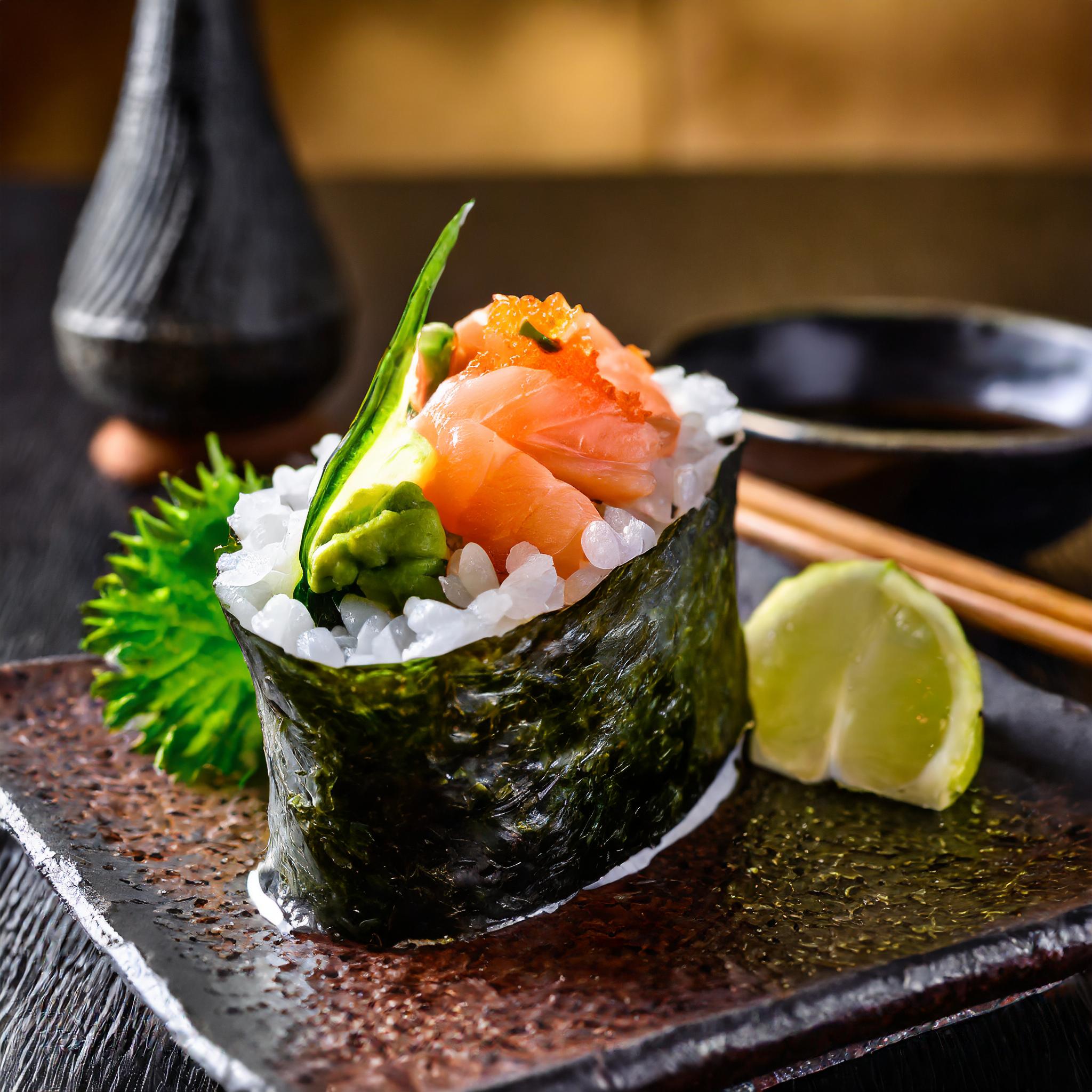 Sushi-Platte mit frischen Zutaten und kreativer Präsentation