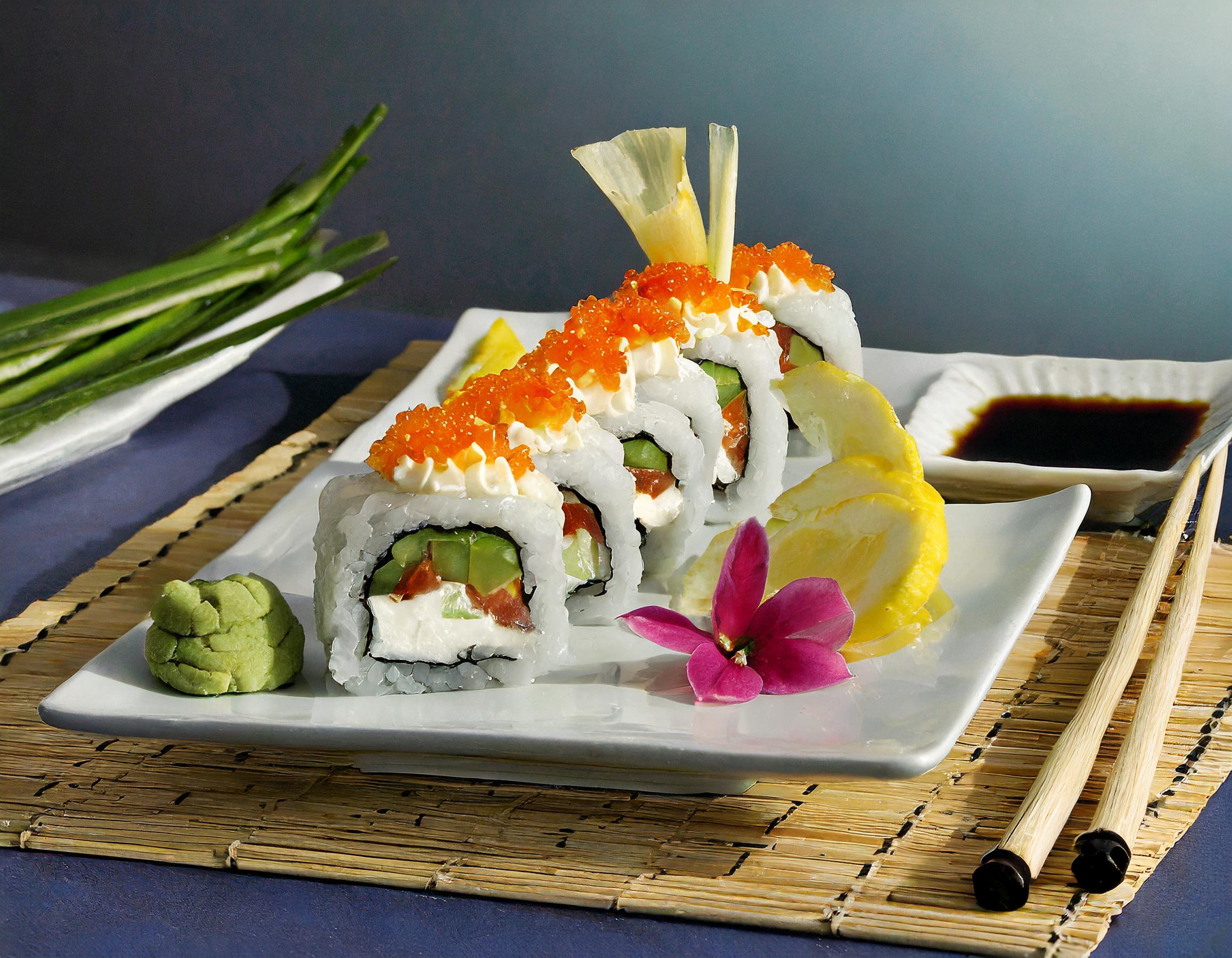 Frische Sushi-Platte mit buntem Arrangement